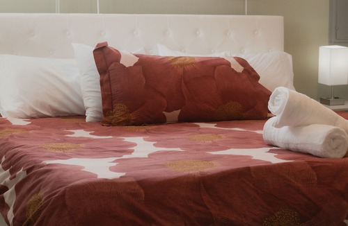 Levittown House | Charming Getaway: King Bed/3 TVs/Large Backyard/Centrally Located - New Listing!