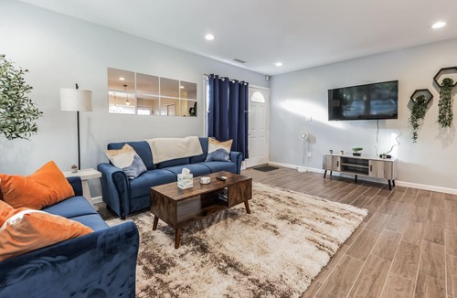 Levittown House | Charming Getaway: King Bed/3 TVs/Large Backyard/Centrally Located - New Listing!