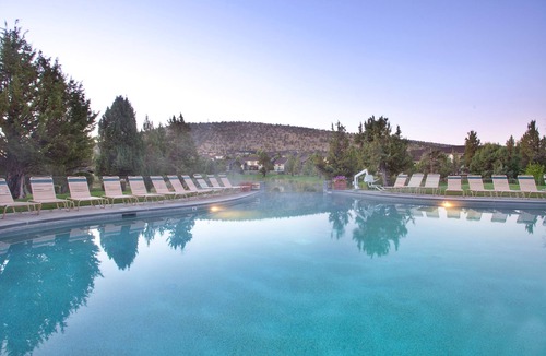 Redmond House | Charming Getaway with Sauna & Scenic View – 15 Mins from Bend | Free Parking