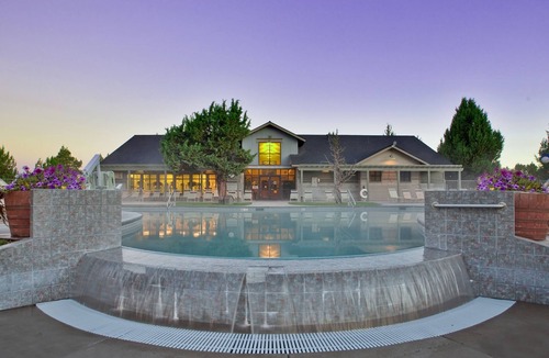 Redmond House | Charming Getaway with Sauna & Scenic View – 15 Mins from Bend | Free Parking