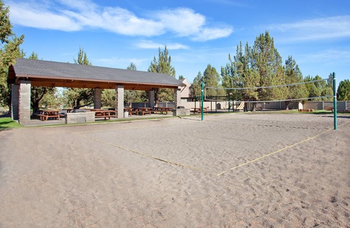 Redmond House | Charming Getaway with Sauna & Scenic View – 15 Mins from Bend | Free Parking