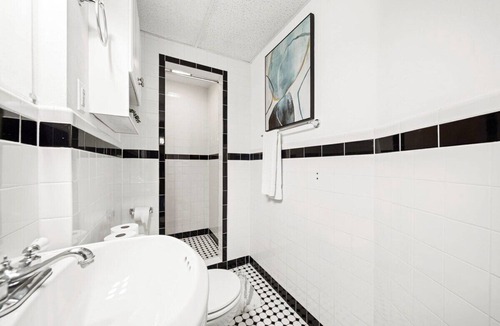 Oak Square Apartment | Charming getaway with smart TV and full kitchen