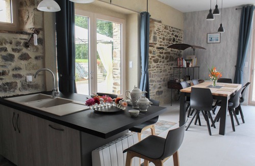 Les Champs-Geraux Cottage | Charming gîte with all modern conveniences on a large plot of land in a flower farm.