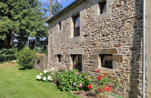 Les Champs-Geraux Cottage | Charming gîte with all modern conveniences on a large plot of land in a flower farm.