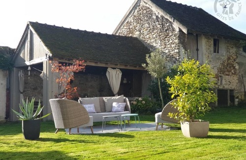 Neuilly-en-Vexin House | Charming gîte with garden and fireplace