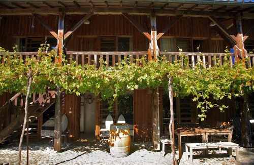 Montreal Cottage | CHARMING GITE IN THE VINES WITH LARGE PRIVATE POOL