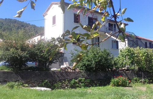 Le Martinet Apartment | Charming gîte overlooking the Cévennes and 3000m2 grounds