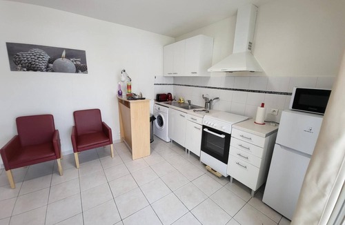 Aussonne House | Charming Gite Venitia with Private Terrace, Wi-Fi, and Air Conditioning