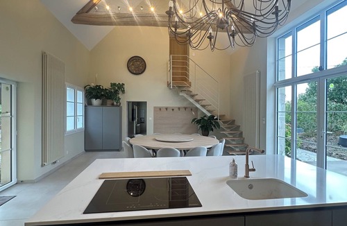 Savonnieres Cottage | Charming gite with SPA & Karaoke