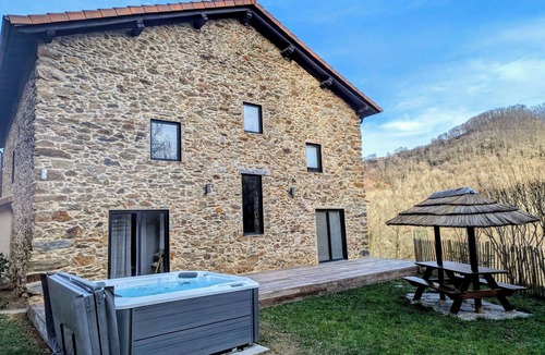 Valcarlos House | Charming gîte with SPA/Jacuzzi Lodge in the Basque Country