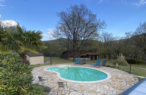 Connac House | Charming gîte with views and shared pool