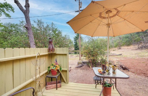 Cedar Ridge Apartment | Charming Grass Valley Studio w/Deck & Pond Access