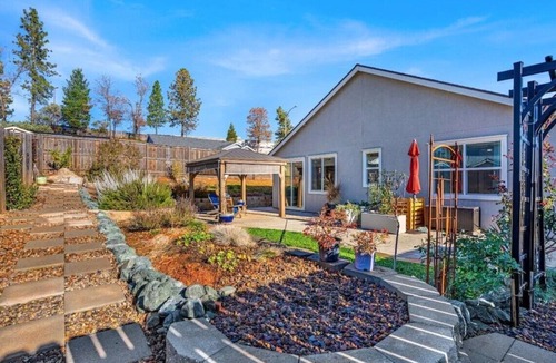 Grass Valley House | Charming Grass Valley Haven-Contemporary Comfort with a local touch of Elegance