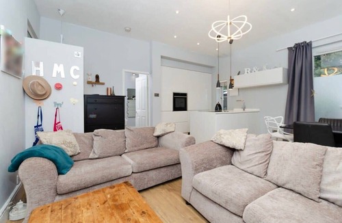 St. Margarets and North Twickenham Apartment | Charming Ground Floor Flat in Twickenham
