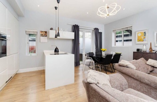 St. Margarets and North Twickenham Apartment | Charming Ground Floor Flat in Twickenham