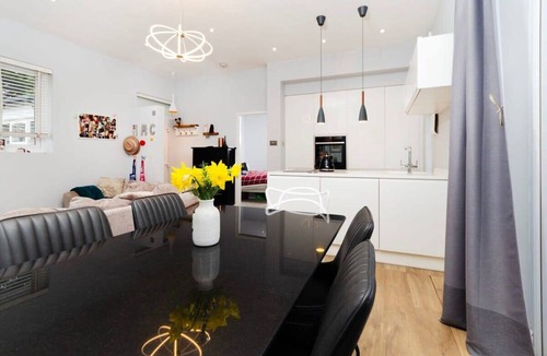 St. Margarets and North Twickenham Apartment | Charming Ground Floor Flat in Twickenham