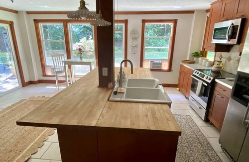 Boles Cottage | Charming Group Cottage with Amazing Equipped Backyard in Arkansas