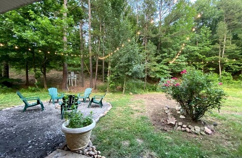Boles Cottage | Charming Group Cottage with Amazing Equipped Backyard in Arkansas