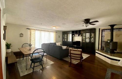 Boles House | Charming Group Cottage with Amazing Equipped Backyard in Arkansas