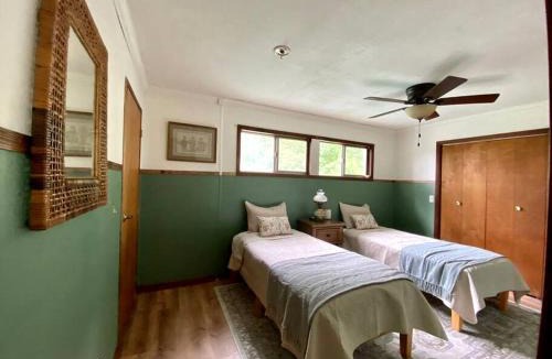 Boles House | Charming Group Cottage with Amazing Equipped Backyard in Arkansas