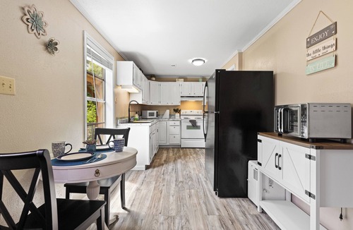 Marshall Cottage | Charming Guest House – 1BR + Sleeping Nook, Full Kitchen, Gazebo, & Boat Parking