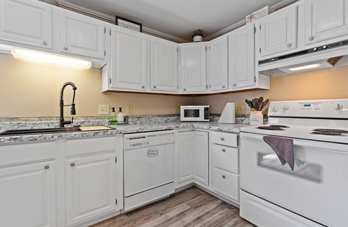 Marshall Cottage | Charming Guest House – 1BR + Sleeping Nook, Full Kitchen, Gazebo, & Boat Parking
