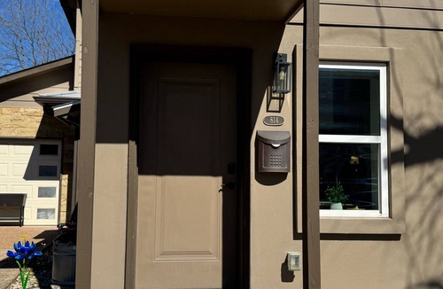 Brentwood House | Charming guest house in wonderful Austin perfect for your next getaway