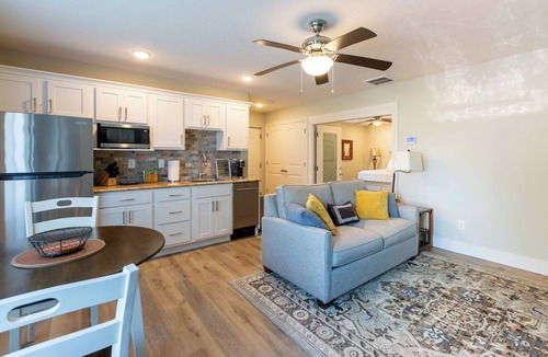 Ozark Cottage | Charming guest house on private property in quiet part of Ozark