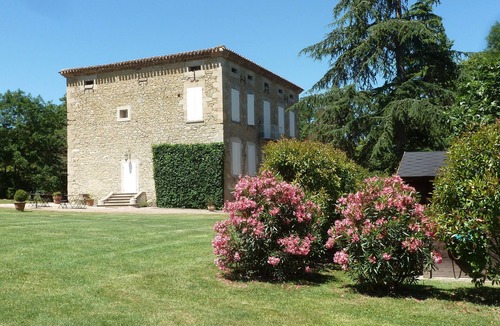 Auriac-sur-Vendinelle House | Charming house in a beautiful wooded park/outbuilding/protected swimming pool