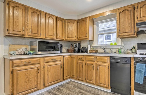 New Haven Cottage | Charming Hamden Home: 2 Mi to Yale University