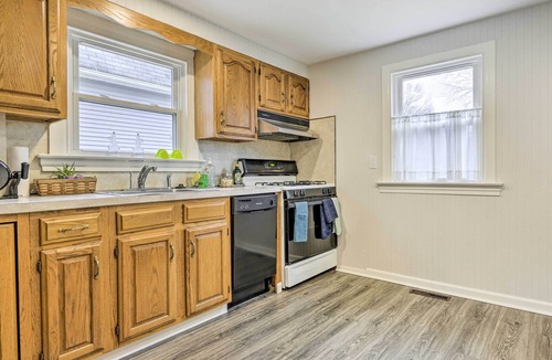 New Haven Cottage | Charming Hamden Home: 2 Mi to Yale University