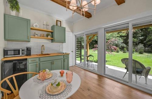 Cumbola Apartment | Charming Hammock by the River