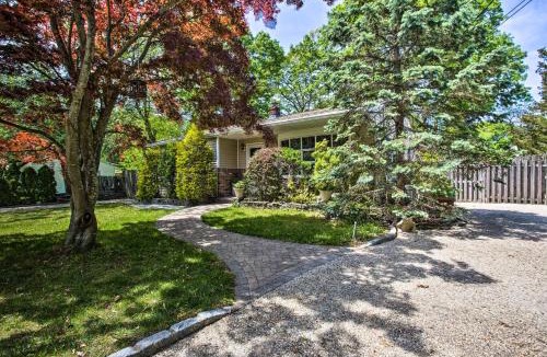 Hampton Bays House | Charming Hampton Bays Home 5 Mi to Coopers Beach