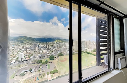 McCully - Moiliili Condo | Charming Hawaiian Monarch Studio | Pool + Gym