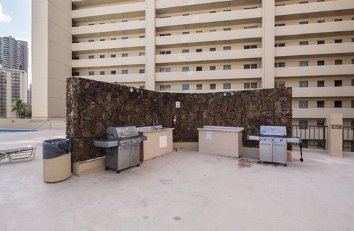 McCully - Moiliili Condo | Charming Hawaiian Monarch Studio | Pool + Gym