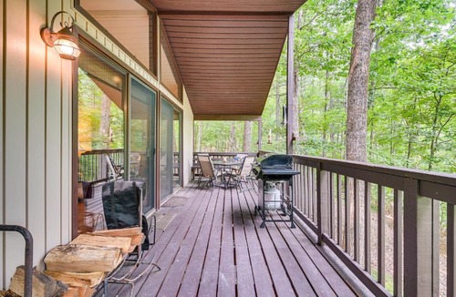 The Woods House | Charming Hedgesville Retreat w/Deck + Fireplace!