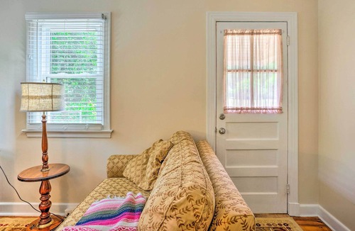 Lakeside Cottage | Charming Henrico Cottage w/ Yard + Fire Pit!