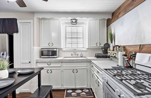 Bonnycastle Apartment | Charming Highlands stay near restaurants and bars!