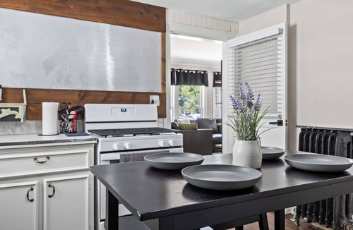 Bonnycastle Apartment | Charming Highlands stay near restaurants and bars!