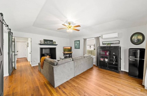 Harper House | Charming, Hill Country Small-town Suite, Centrally located.