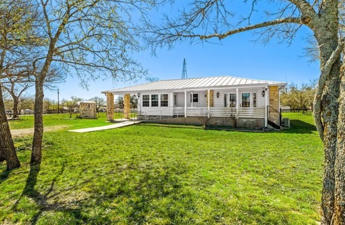 Harper House | Charming, Hill Country Small-town Suite, Centrally located.