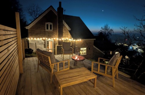 Moreton Cottage | Charming hillside 3 bedroom cottage with sauna