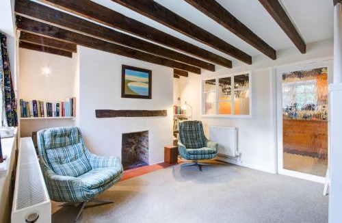 East Worldham Apartment | Charming Hilltop Cottage with Panoramic Views