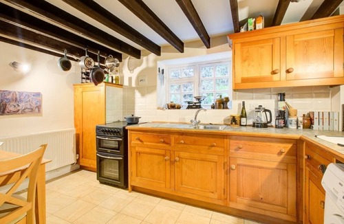 East Worldham Cottage | Charming Hilltop Cottage with Panoramic Views