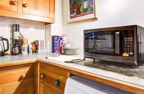 East Worldham Cottage | Charming Hilltop Cottage with Panoramic Views