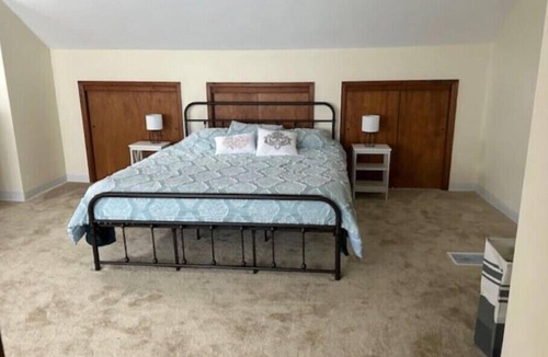 Alton House | Charming Hilltop Haven!