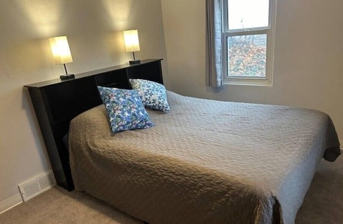 Alton House | Charming Hilltop Haven!