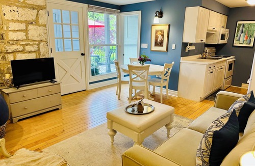 Amherstview House | Charming historic 2-bedroom coachhouse in Kingston
