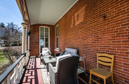 Dubuque House | Charming Historic 4 Bedroom with Hot Tub