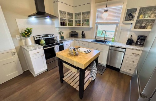 York House | Charming Historic Downtown 1BR | A+ Location